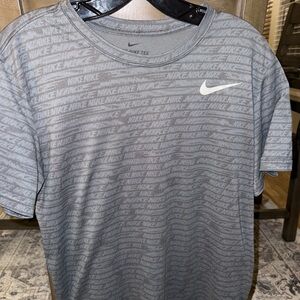 Nike Men's Light Gray Logo Tee size small Dri-Fit